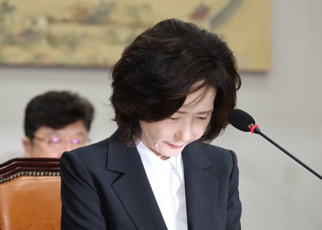 고개 숙인 이진숙 후보자<YONHAP NO-2459>