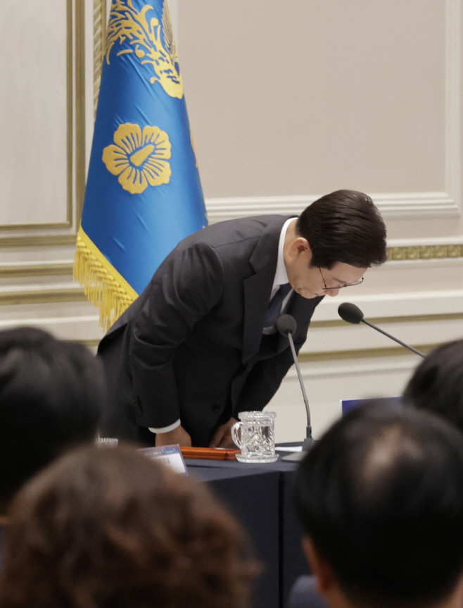 이재명 대통령, 사회적 참사 유가족 간담회 인사