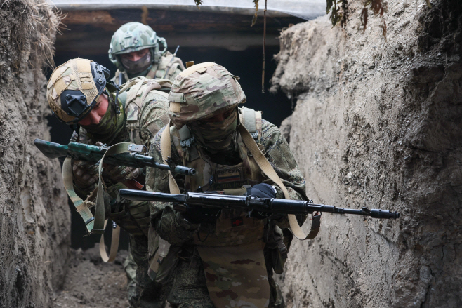 Russian assault teams... <YONHAP NO-3756> (Dmitry Yagodkin/TASS)