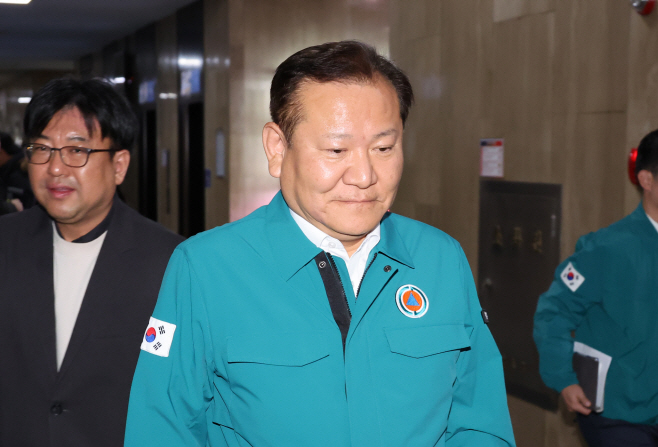 간부 긴급회의 마친 이상민 행안부 장관<YONHAP NO-0235>