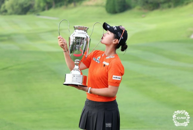 박현경이 지난해 KLPGA 투어 BC카드 한경 레이디스컵에서 우승한 뒤 트로피에 입을 맞추고 있다. KLPGA