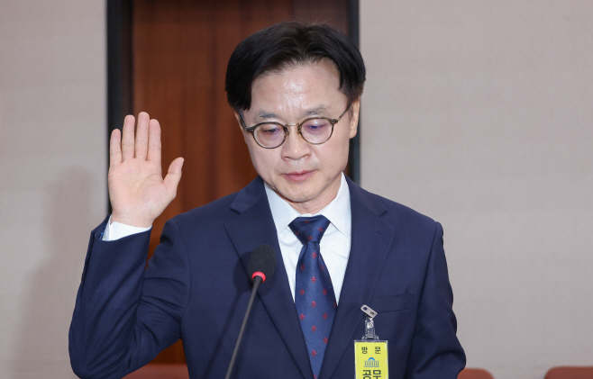 선서하는 김정관 산업통상자원부 장관 후보자<YONHAP NO-3654>