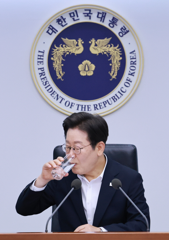 수석·보좌관 회의 발언 마친 이재명 대통령