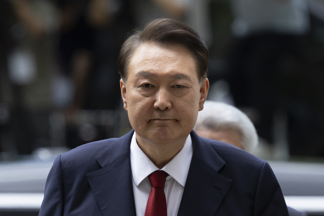 굳은 표정의 윤석열 전 대통령