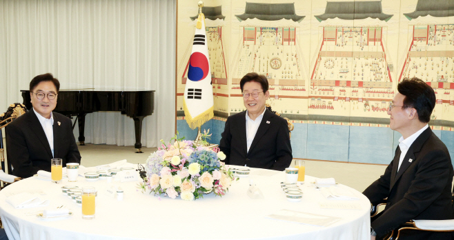 국회의장-국무총리와 만찬 자리 가진 이재명 대통령