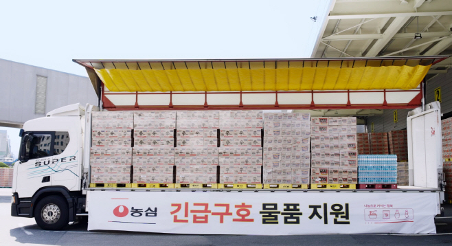 농심이 이머전시 푸드팩 사업으로 재난지역에 구호품을 지원하고 있는 모습