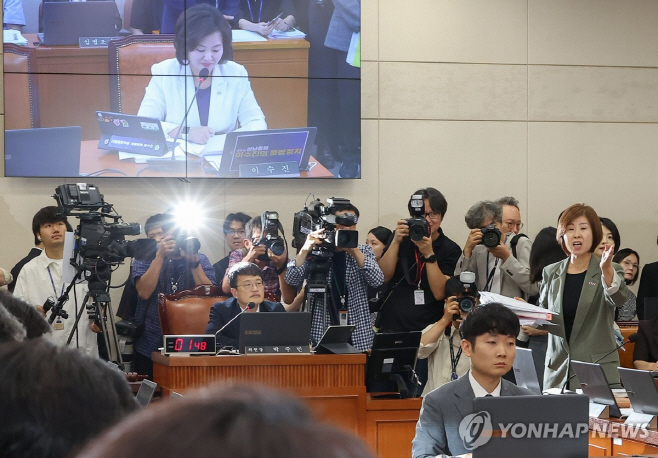 18일 서울 여의도 국회 보건복지위원회에서 열린 정은경 보건복지부 장관 후보자 인사청문회에서 국민의힘 김미애 의원이 정 후보자 배우자의 주식 투자 의혹과 관련해 항의하고 있다.