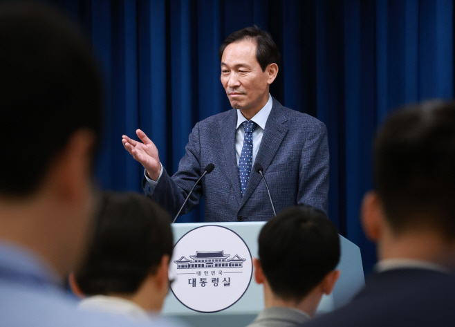 질문 받는 우상호 정무수석<YONHAP NO-4959>
