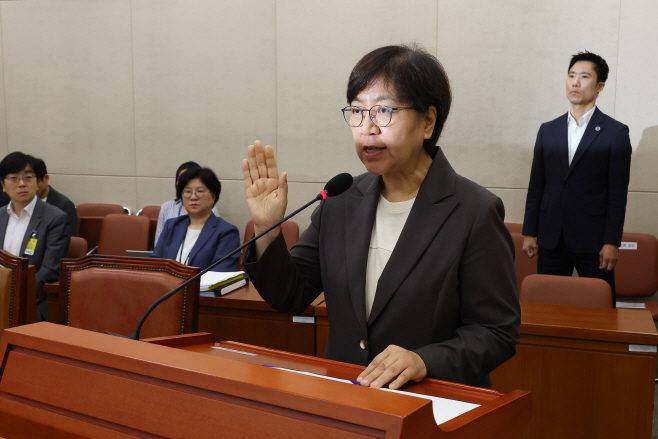 선서하는 정은경 복지부 장관 후보자<YONHAP NO-2257>