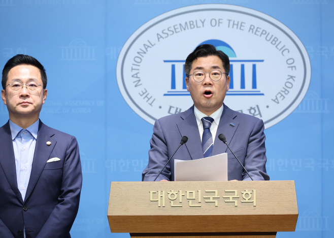 '내란 청문회' 추진 관련 기자회견 하는 박찬대 ...<YONHAP NO-4814>