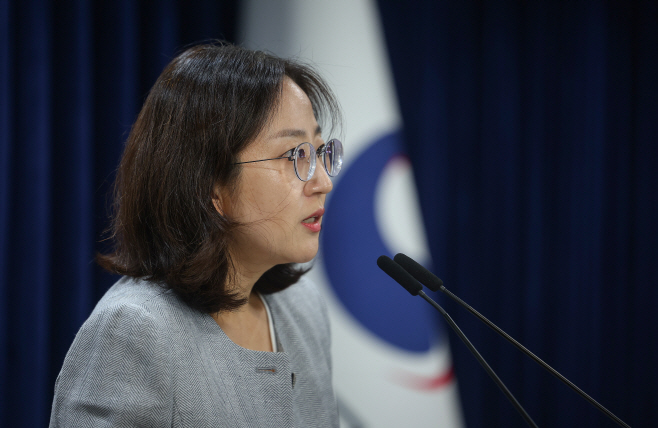 통일부 부대변인 정례브리핑<YONHAP NO-2196>