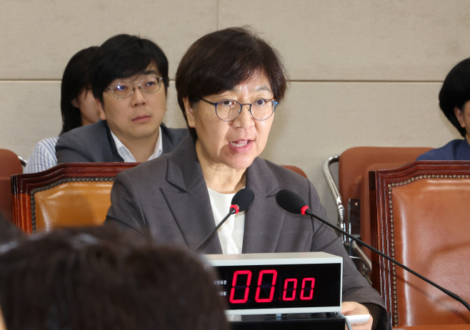 의원 질의에 답변하는 정은경 복지부 장관 후보자<YONHAP NO-3039>