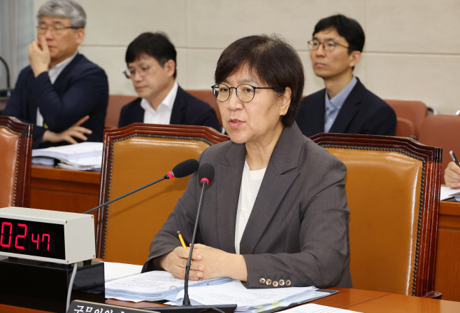 의원 질의에 답변하는 정은경 복지부 장관 후보자<YONHAP NO-3008>