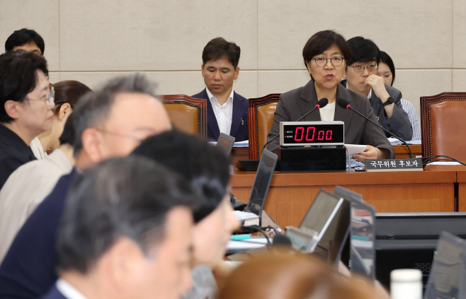 의원 질의에 답변하는 정은경 복지부 장관 후보자<YONHAP NO-3038>