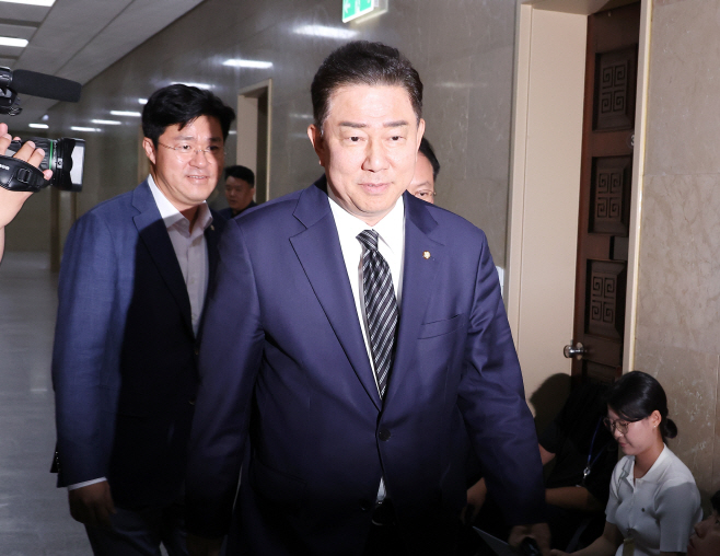 여야 회동 위해 이동하는 김병기 당 대표 직무대...<YONHAP NO-3371>