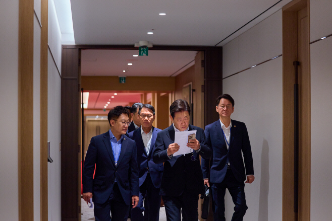 출근하며 자료 살피는 이재명 대통령