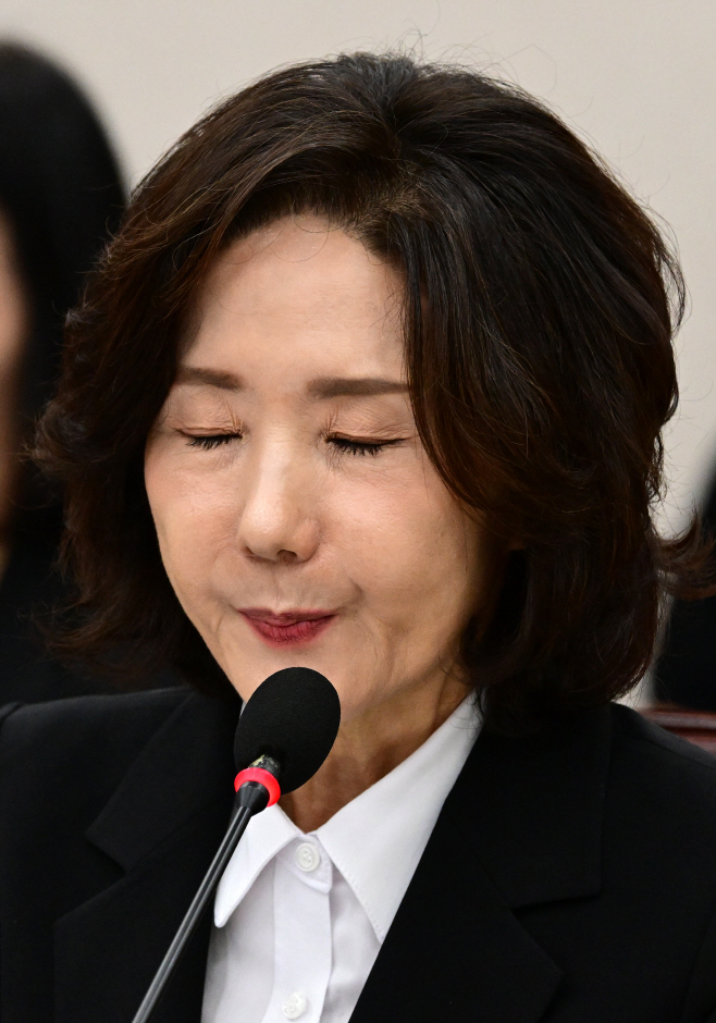 [포토] 굳은 표정 짓는 이진숙 후보자
