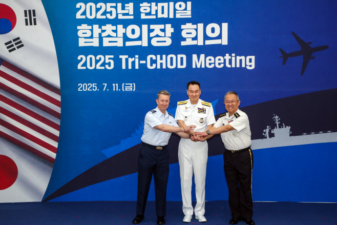 기념 촬영하는 김명수 합참의장<YONHAP NO-2197>