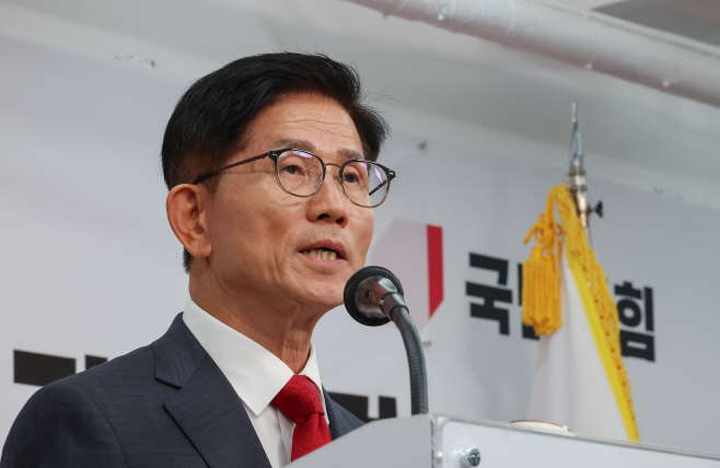 김문수 당 대표 출마 선언 기자회견<YONHAP NO-2929>