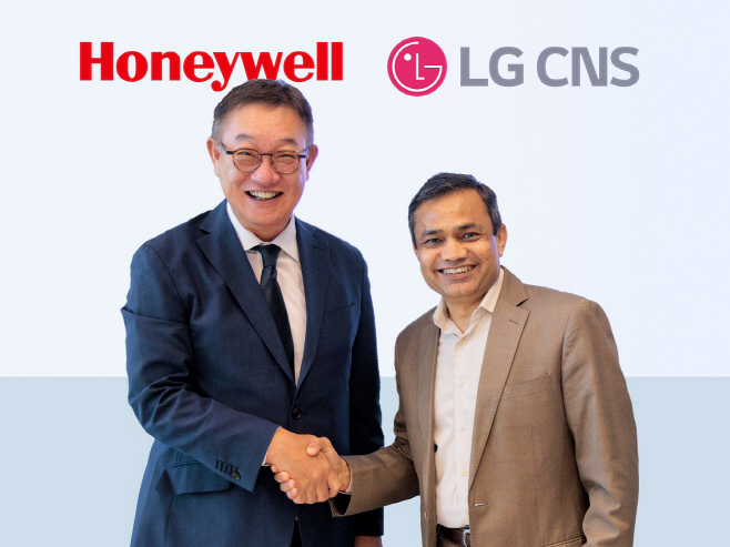 [사진] LG CNS 현신균 사장이 하니웰 프로세스 솔루션(HPS) 프라메시 마헤시와리 사장과 파트너십 체결식에서 기념촬영 하는 모습
