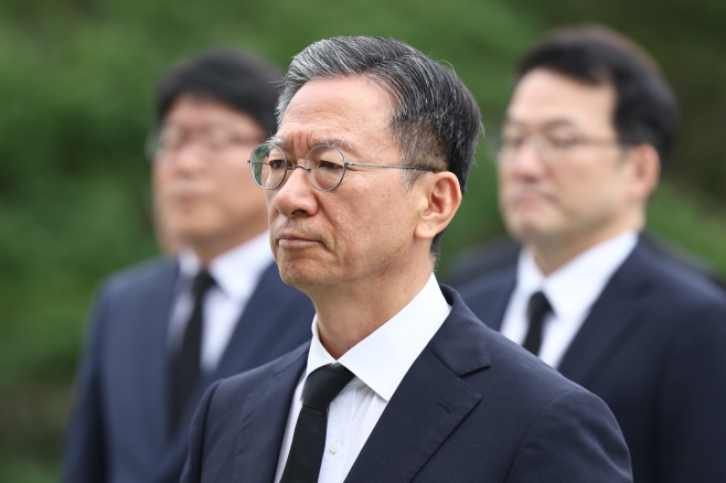 정성호 법무부 장관, 현충원 참배<YONHAP NO-2211>