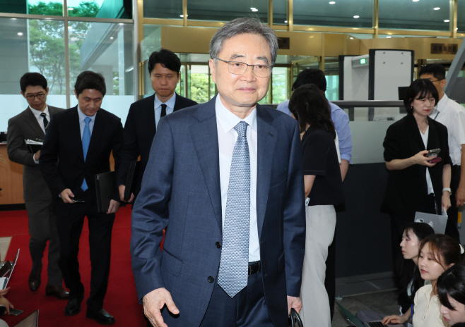 출근하는 조현 외교부 장관<YONHAP NO-2240>