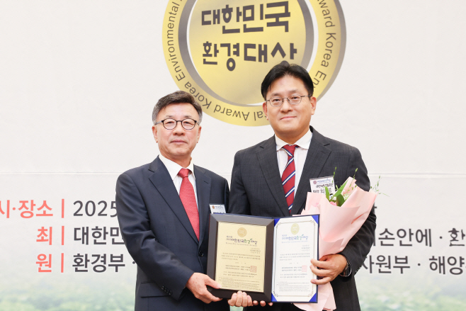 사본 -[보도사진] 국민체육진흥공단_2025 대한민국환경대상 수상 사진(왼쪽부터 대한민국환경대상 이규용위원장, 체육공단 최우녕 본부장)
