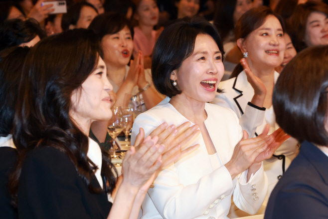 축하 공연 감상하는 김혜경 여사