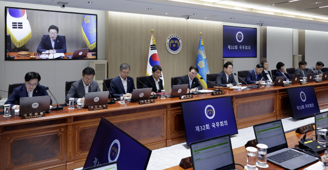 신임 국무위원 참석한 국무회의