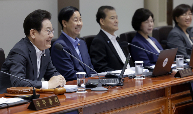 신임 국무위원 인사말 듣는 이재명 대통령