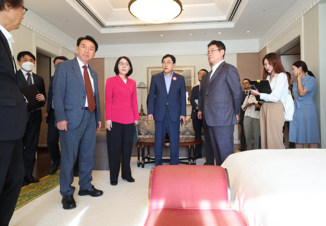 재_정상급_숙박시설_방문)