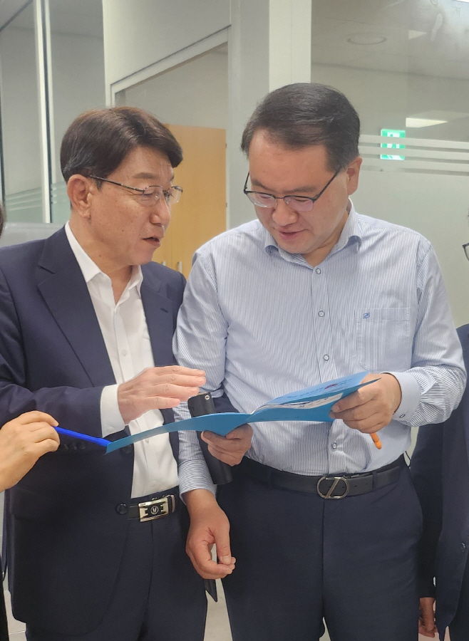 우범기 전주시장, ‘새로운 전주’ 위한 핵심사업 국비 지원 건의(우측 유병서 기재부 예산실장)