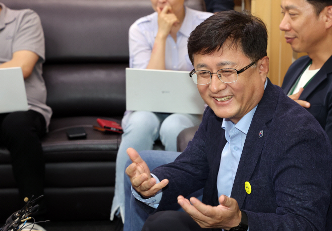 김성환 환경부 장관, 출입기자단 간담회<YONHAP NO-3680>