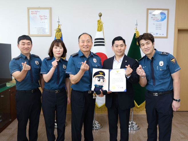 사진2(의정부시의회 김지호 의원, 의정부경찰서 감사장 수상)