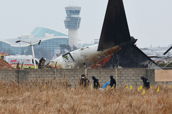 무안 제주항공 여객기 참사현장 수색<YONHAP NO-2209>