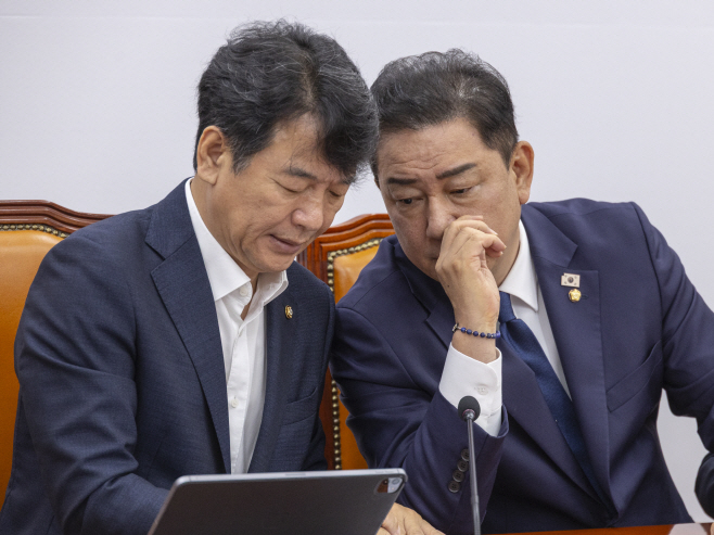 대화하는 민주당 원내지도부<YONHAP NO-1710>