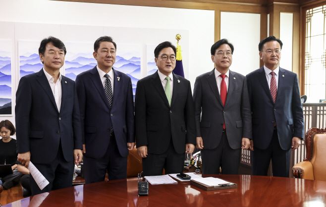 우원식 의장-여야 원내대표 회동 기념촬영<YONHAP NO-2147>