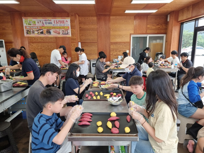 코레일관광개발 ‘공무원연금공단 문화탐방 프로그램’ 중 ‘고구마 빵 만들기 체험’ 현장 사진