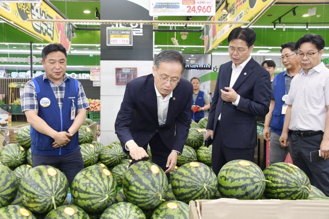 생활 물가 동향 점검하는 이형일 차관<YONHAP NO-3643>