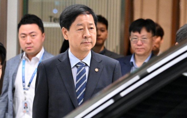 미국 통상협상 출국 연기…굳은 표정의 구윤철 ...<YONHAP NO-3078>