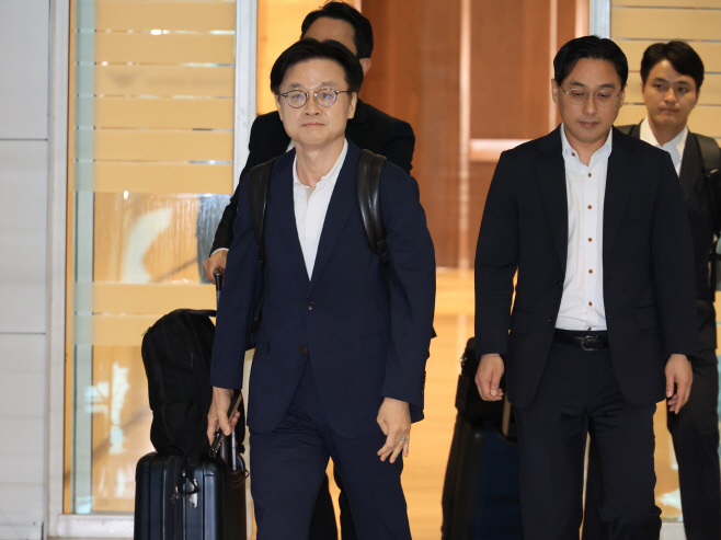출국하는 김정관 산업부 장관