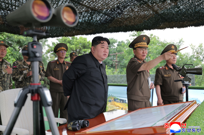 북한 김정은, 포병 사격훈련경기 참관<YONHAP NO-2042>
