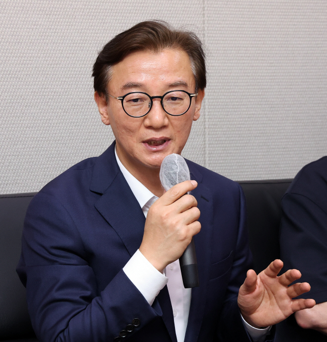 기자들 질문에 답하는 전재수 해양수산부 장관<YONHAP NO-3598>