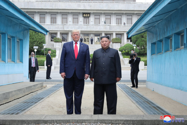 군사분계선 앞에 선 북미 정상<YONHAP NO-1262>