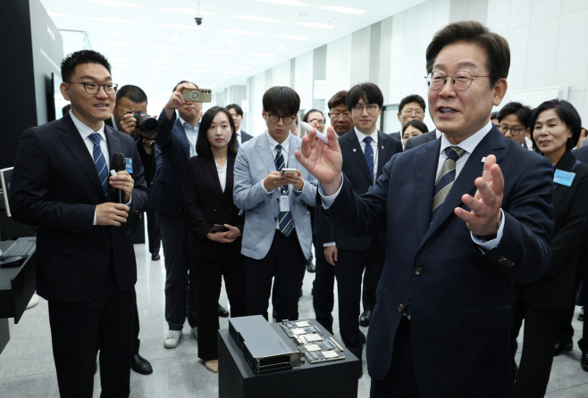 이재명 대통령, AI 제품·서비스 시연 참관<YONHAP NO-2789>