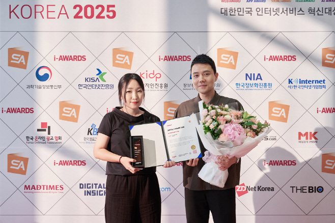 사진) 소셜아이어워드 2025에서 대기업부문 블로그 대상을 수상한 HL그룹 브랜드전략팀(박희라 책임매니저-左, 허민 팀장-右)이 기념 촬영을 하고 있다