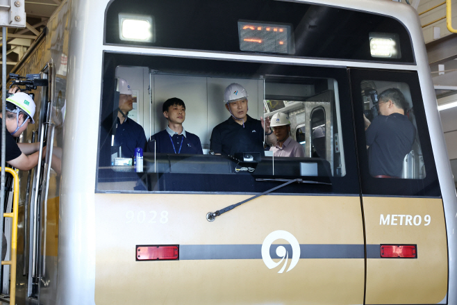 전동차 냉방제어 확인하는 오세훈 시장