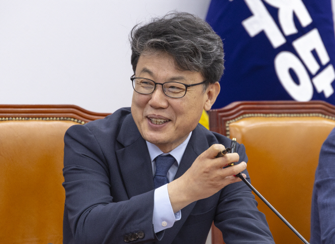 원내대책회의에서 미소짓는 진성준 정책위의장<YONHAP NO-1749>