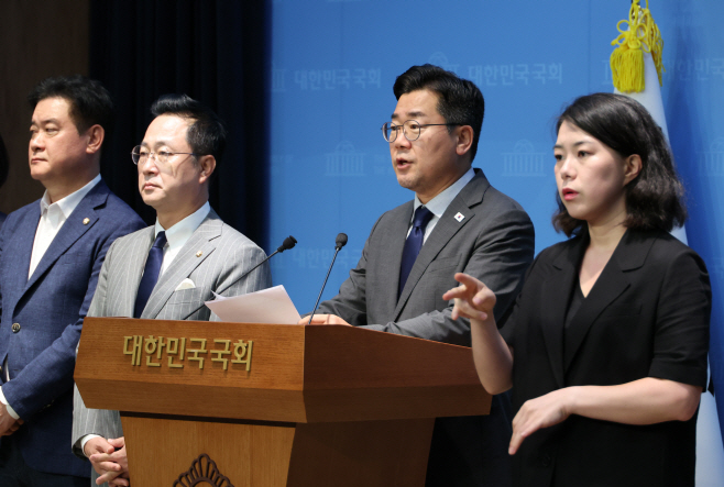 박찬대, 윤석열 체포 저지 의원 제명 결의안 발의<YONHAP NO-1620>