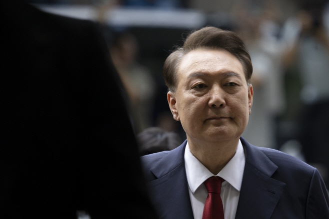 굳은 표정의 윤석열 전 대통령